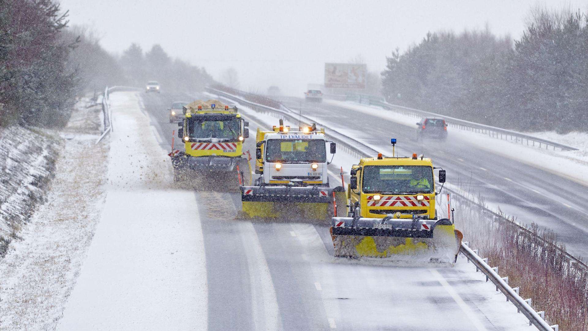 autoroute-en-hiver-chasse-neige