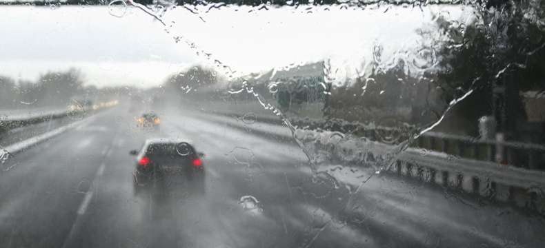 Comment conduire par temps de pluie sur autoroute ?