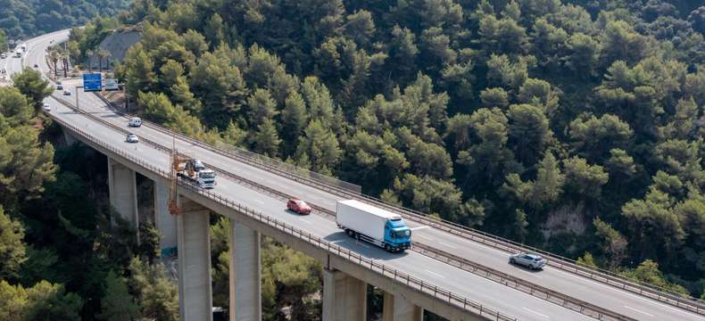 Autoroute A8 : des nichoirs pour Martinets pâles cachés dans le viaduc de Cabrolles