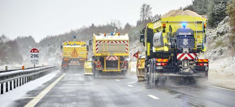 Chasse-neige et saleuses sur autoroute : je reste derrière !