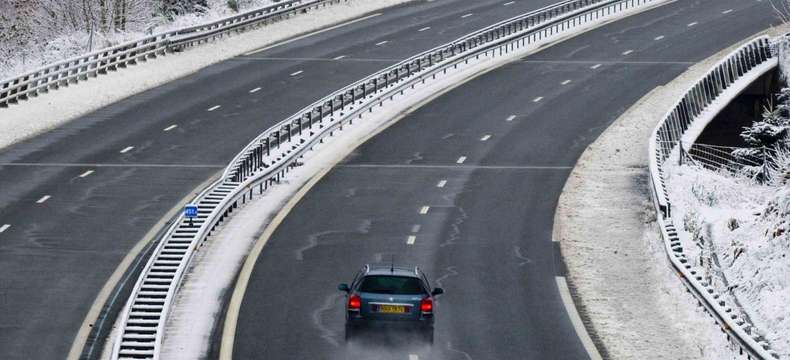 Conseils et bonnes pratiques pour conduire sur la neige