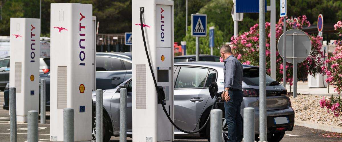 Vous voyagez sur autoroute au volant d'une voiture électrique ?