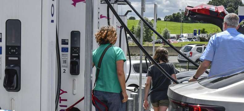 5 étapes pour recharger son véhicule électrique sur autoroute 