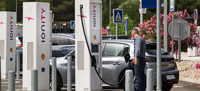 Véhicules électriques : rechargez-vous le temps de votre pause sur l’autoroute 