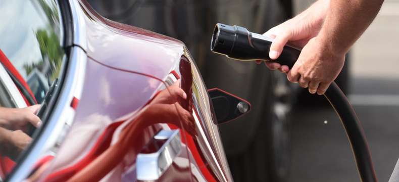 Décarbonation : des bornes de recharge électrique accessibles sur autoroute