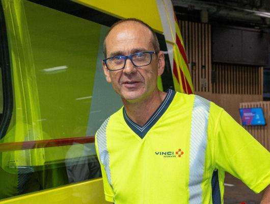 mondial-auto-vinci-autoroutes-hommes-en-jaune