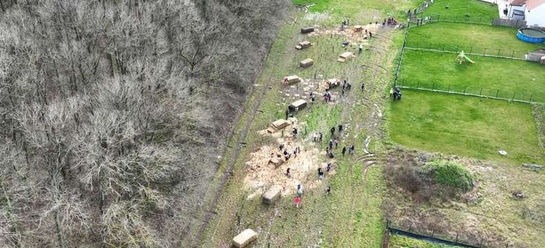 Des élèves plantent des arbres à Ponthévrard avec la Fondation VINCI Autoroutes 