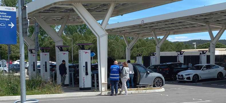 Nos équipiers « gilets bleus » de retour cet été sur vos aires 