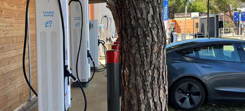 Autoroute A9 : une nouvelle station de recharge haute puissance inaugurée sur l’aire de Montpellier-Fabrègues Nord 