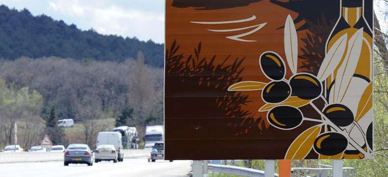 Panneaux marron sur autoroute : découvrez leur signification !