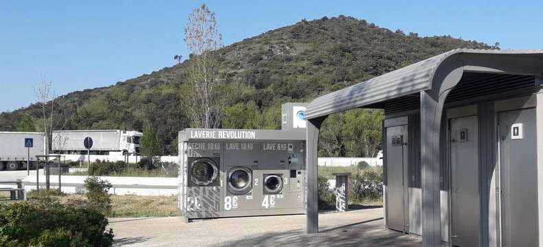 Des laveries automatiques disponibles sur les aires pour les chauffeurs routiers