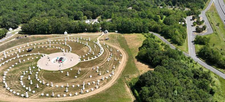 Aire de repos de Crazannes : la Galaxie des Pierres levées