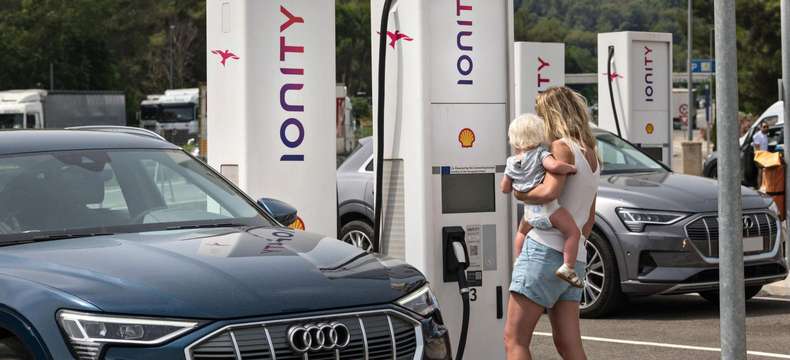 Bornes de recharge électrique : où en est-on sur le réseau VINCI Autoroutes ? 