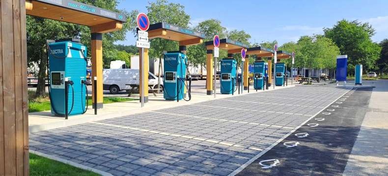 VINCI Autoroutes équipe plusieurs aires de repos de bornes de recharge électrique