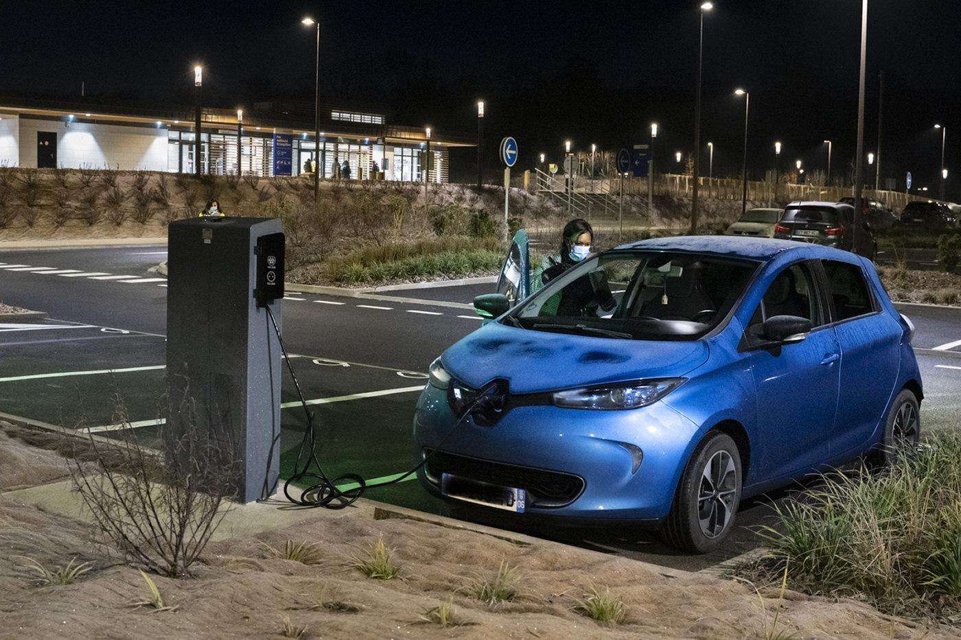 parc-multimodal-longvilliers-borne-recharge-electrique