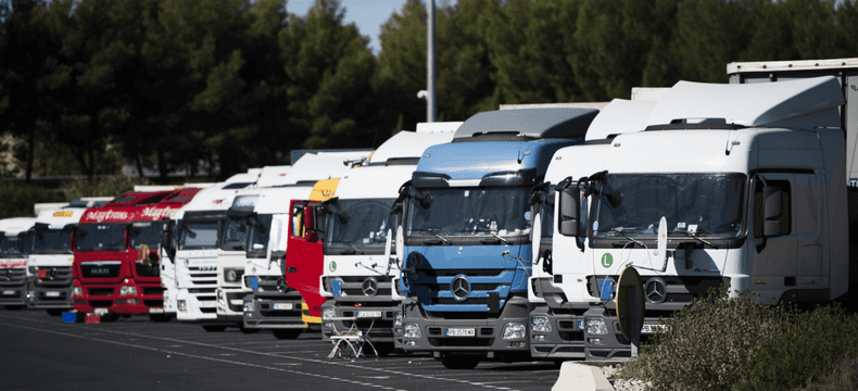 Comment fonctionnent les parkings sécurisés poids lourds sur autoroute ? 