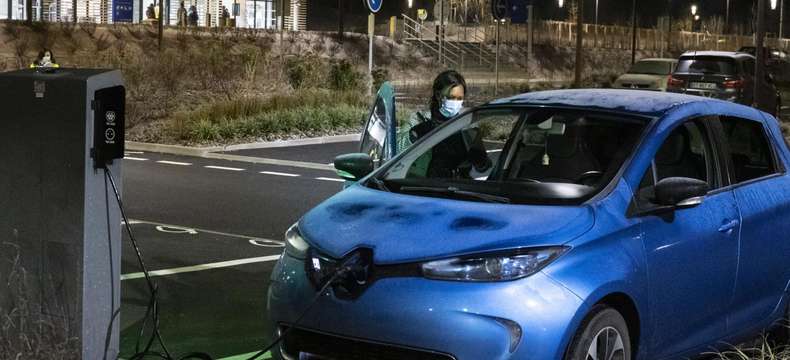 Des bornes de recharge électrique gratuites  au parc multimodal de Longvilliers 