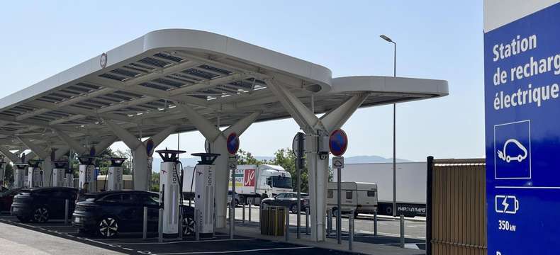 Une nouvelle station de recharge ultra-rapide mise en service sur l’A8