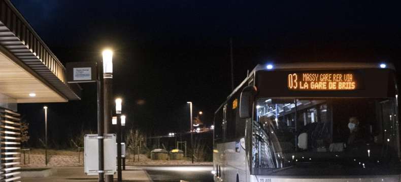 Des lignes de cars au départ du parc multimodal de Longvilliers sur l'autoroute A10