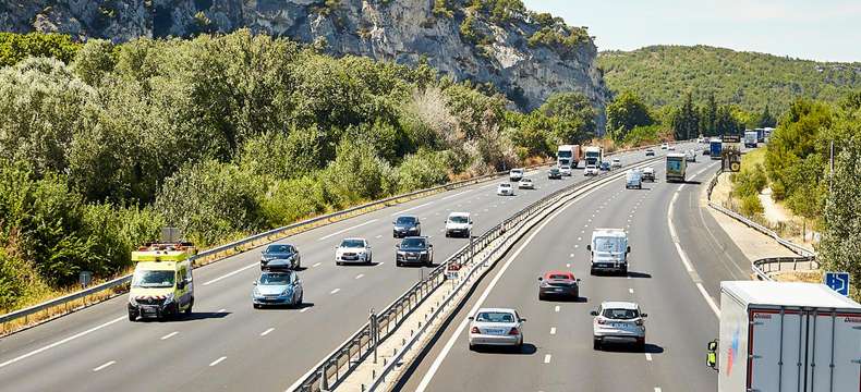 Sur quelle(s) voie(s) suis-je autorisé à rouler sur autoroute ?